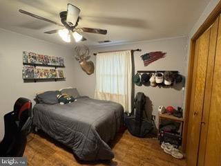 bedroom featuring ceiling fan