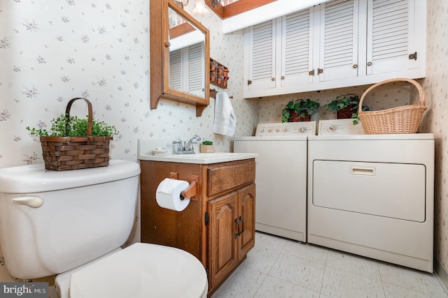 bathroom featuring vanity, toilet, and washing machine and clothes dryer