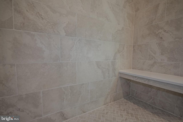 room details featuring a tile shower