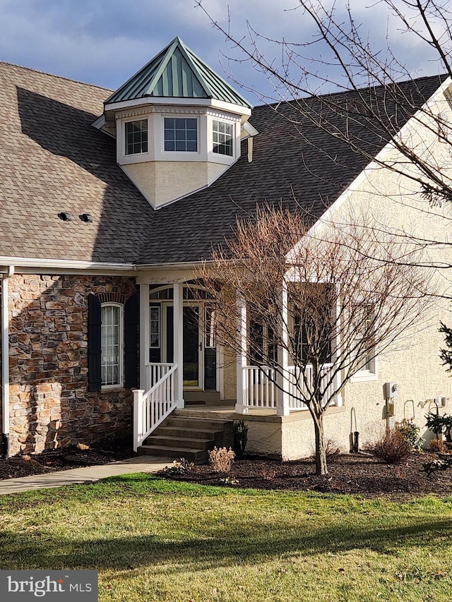 view of front of property with a front lawn