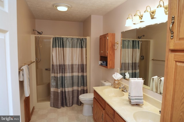 bathroom with a shower with curtain, toilet, and a textured ceiling