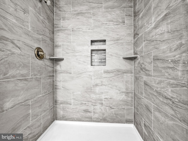 bathroom featuring tiled shower