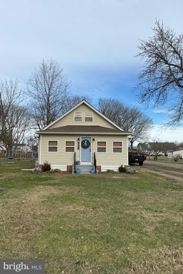 view of front of property with a front yard