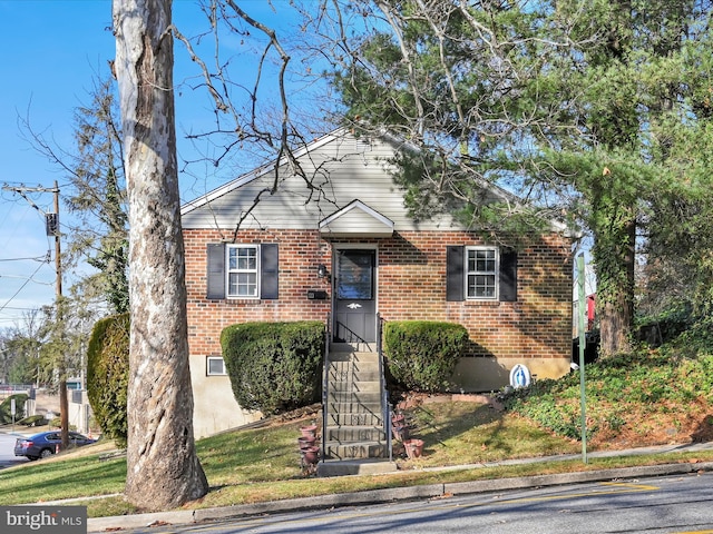 bungalow-style house featuring a front lawn