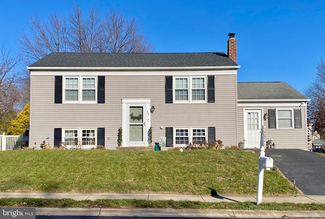 view of front of property featuring a front yard