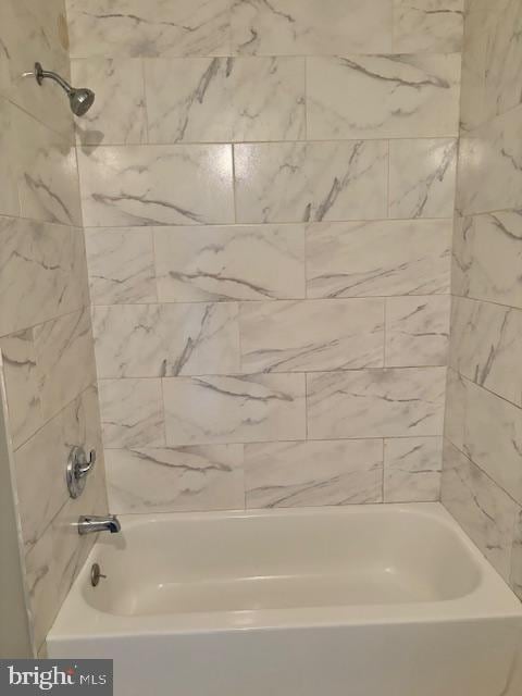 bathroom with tiled shower / bath