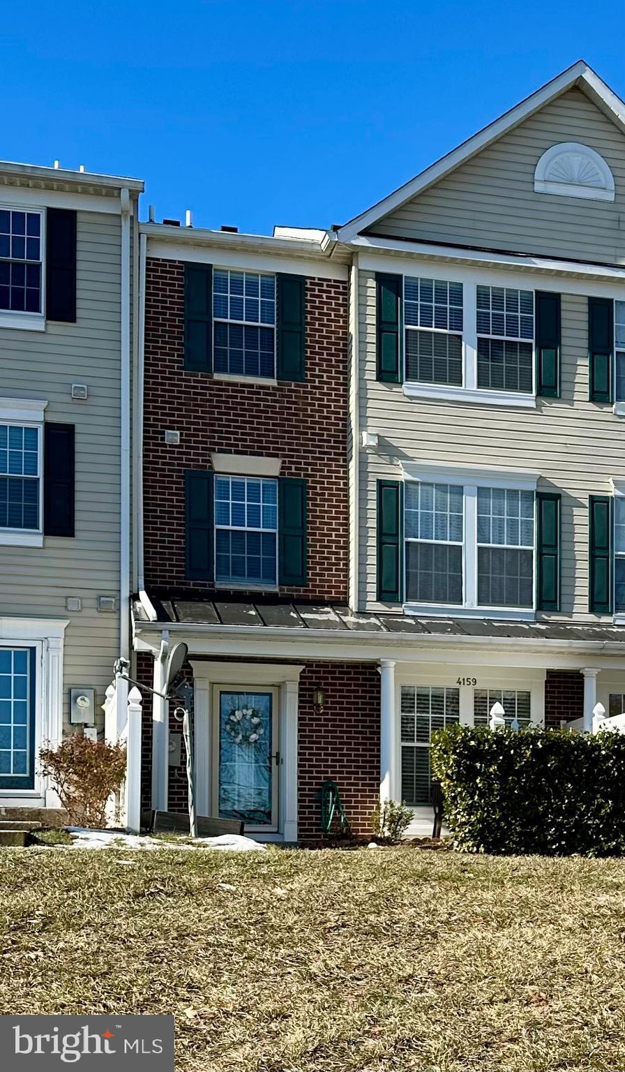 view of front of house featuring a front yard