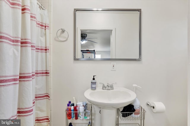 bathroom featuring a shower with shower curtain and ceiling fan