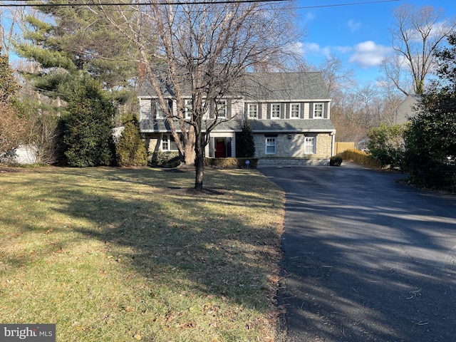 view of front facade with a front lawn