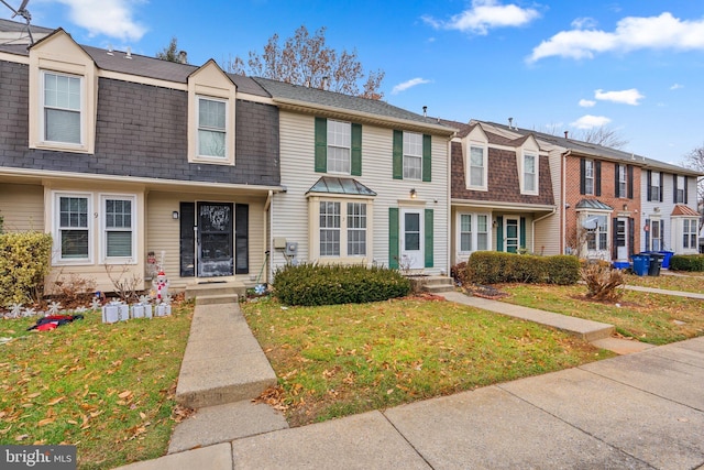 multi unit property featuring a front yard