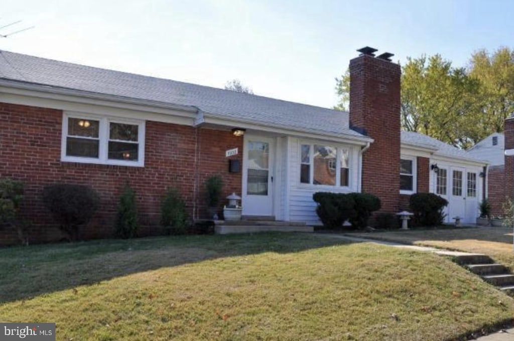 single story home with a front yard