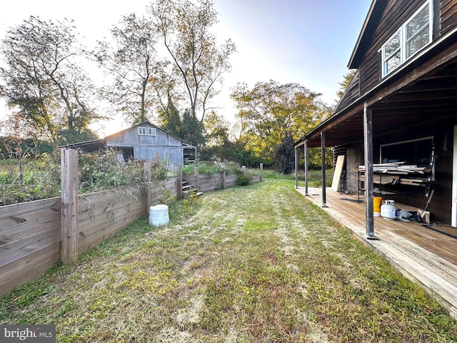 view of yard with an outbuilding