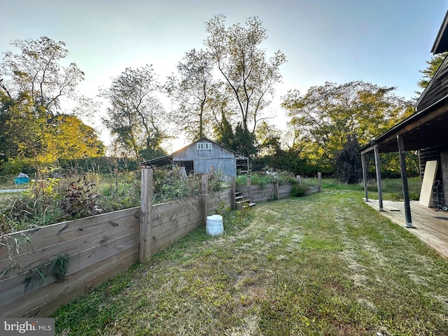 view of yard with an outbuilding