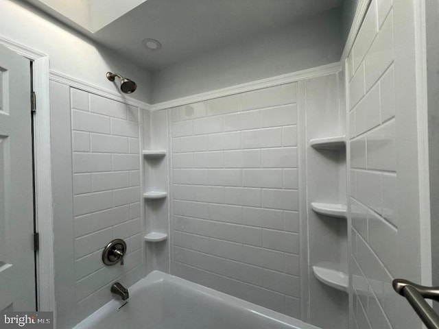 bathroom featuring tiled shower / bath combo