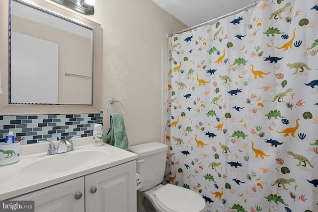 bathroom with a shower with shower curtain, vanity, toilet, and tasteful backsplash