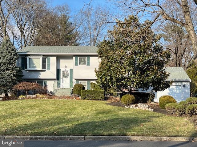 split foyer home featuring a front yard