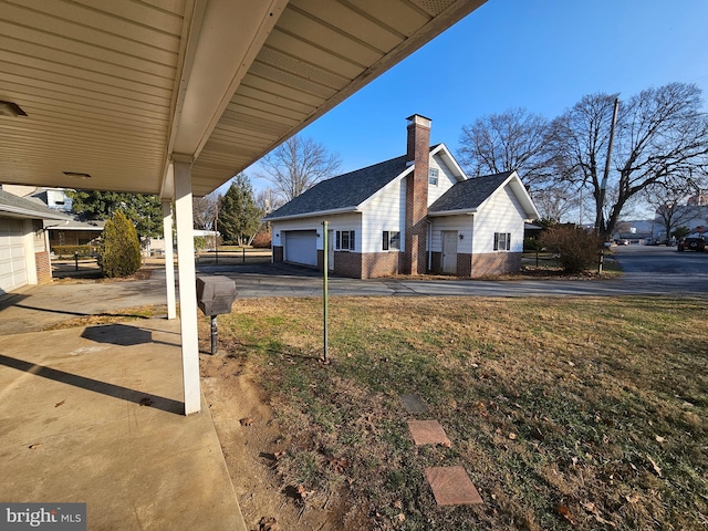 view of yard with a carport, an outdoor structure, and a garage