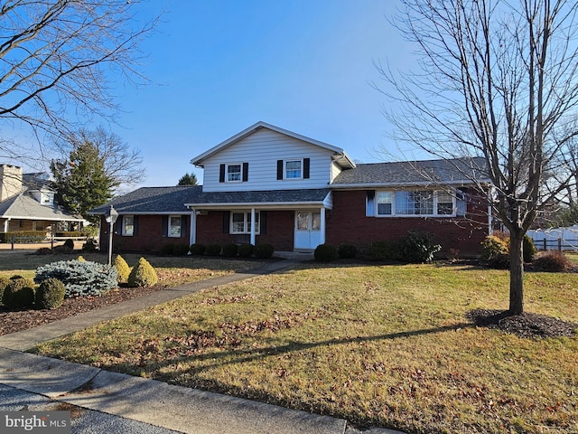 view of front facade featuring a front yard