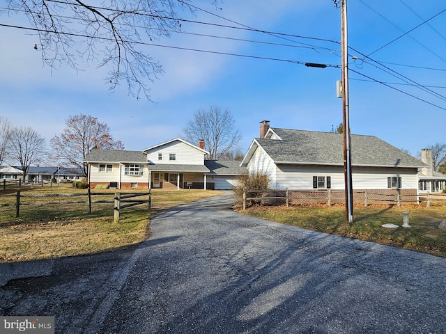 view of front facade featuring a front yard