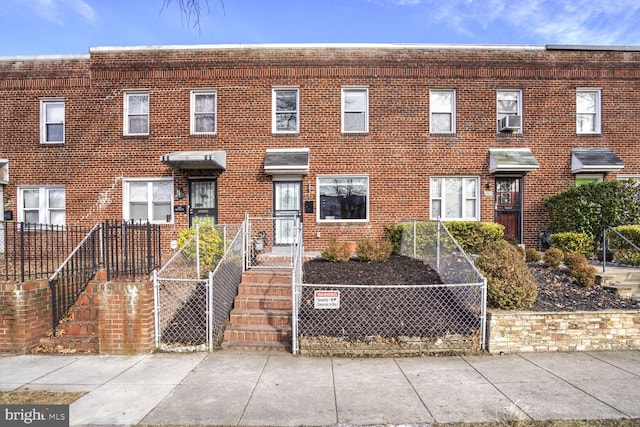 townhome / multi-family property featuring cooling unit