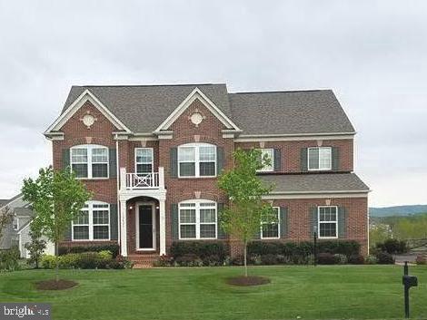 view of front of house featuring a front lawn