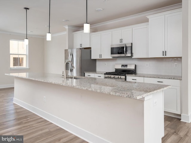 kitchen featuring stainless steel appliances, a kitchen island with sink, white cabinets, and pendant lighting