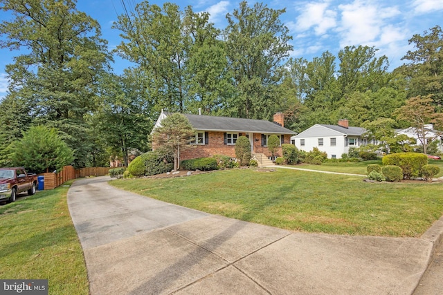 ranch-style home featuring a front lawn