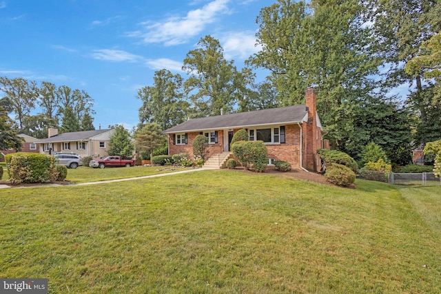 view of front of property featuring a front lawn