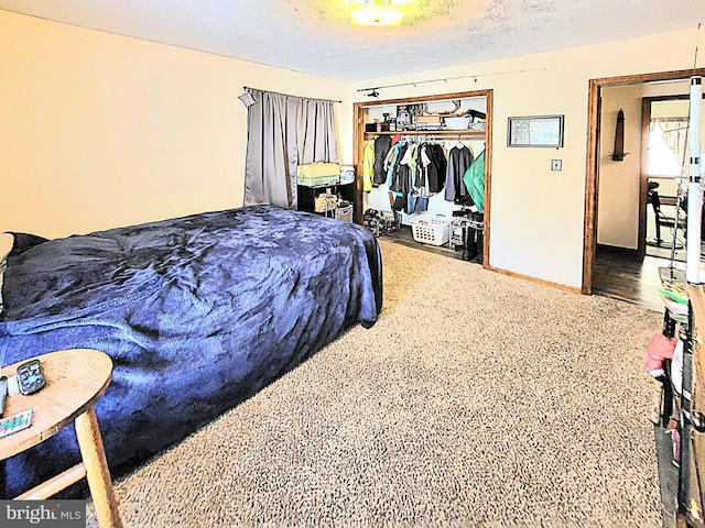 bedroom featuring a textured ceiling and a closet