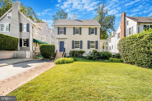 view of front of house with a front lawn