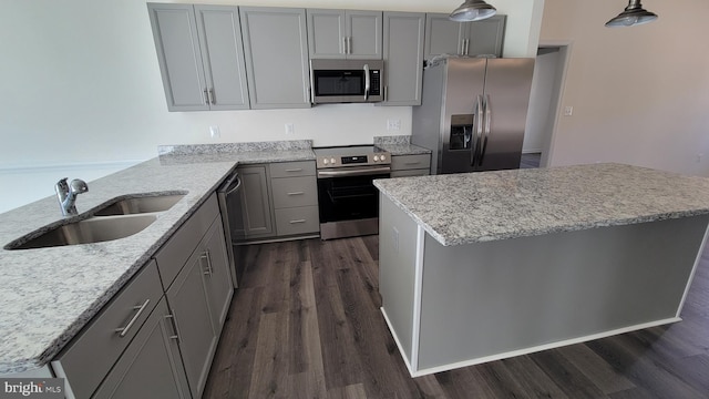 kitchen featuring appliances with stainless steel finishes, a center island, and sink