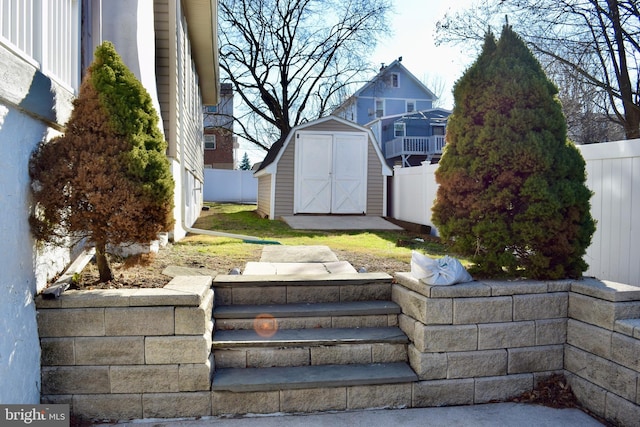 view of yard with a storage unit