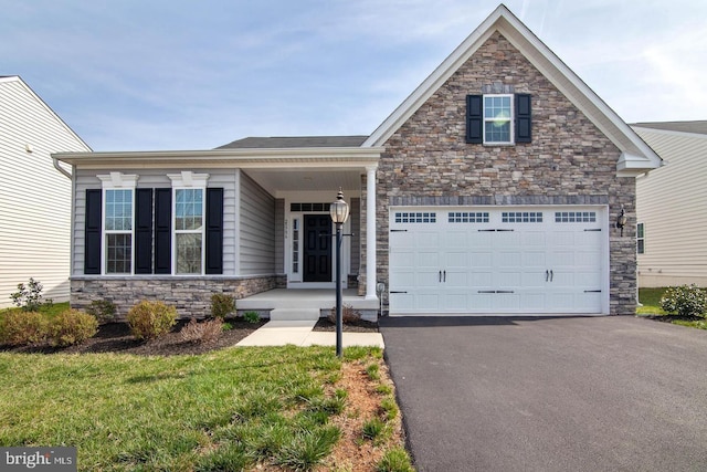 view of front of property featuring a front lawn