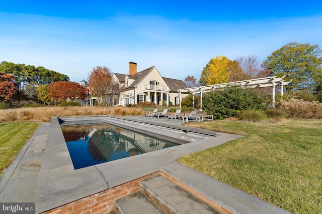 view of swimming pool featuring a yard