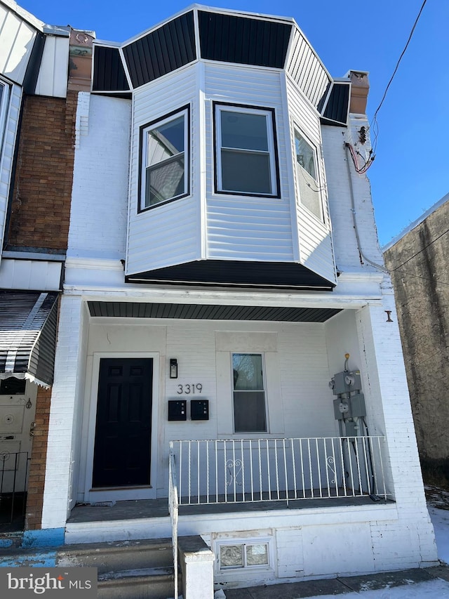 view of front of property featuring a porch