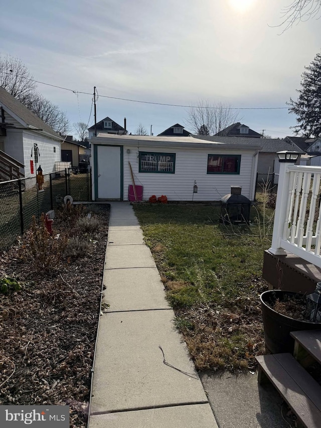 view of front of home featuring a front yard