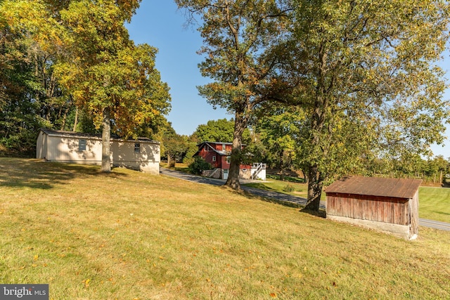 view of yard featuring an outdoor structure