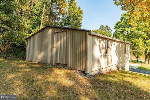 view of outdoor structure with a yard