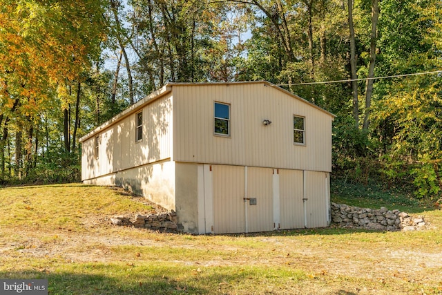 view of outdoor structure featuring a yard