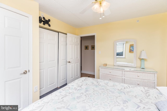 bedroom with ceiling fan, a textured ceiling, and a closet