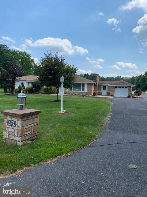 view of front of home featuring a garage and a front lawn