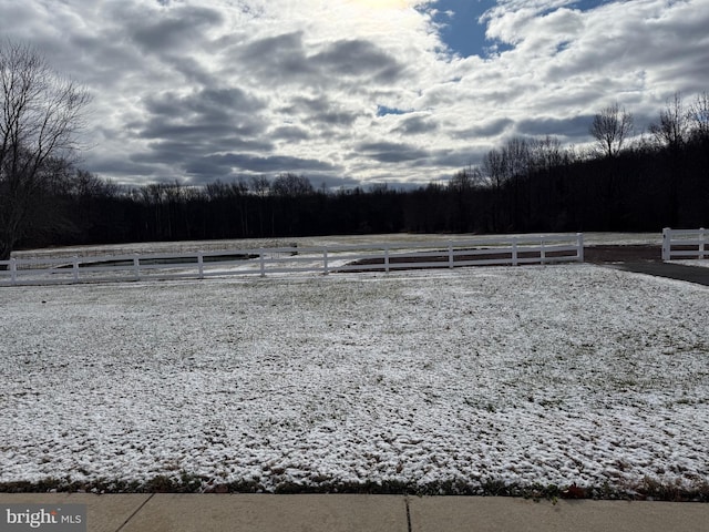 view of yard featuring a rural view