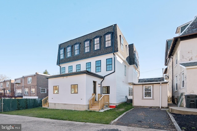 view of front facade featuring a front yard