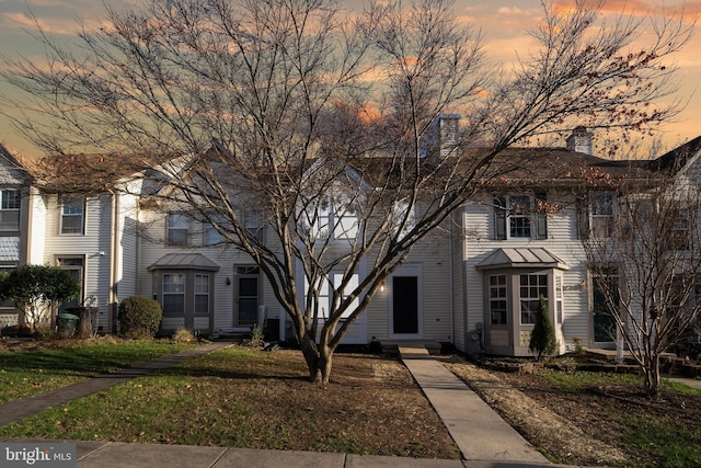 view of front of house featuring a yard