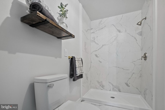 bathroom with toilet and tiled shower