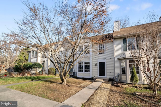 view of front facade with a front lawn