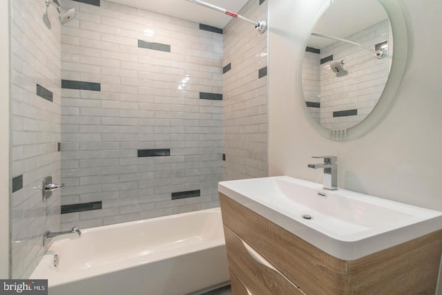 bathroom with vanity and tiled shower / bath