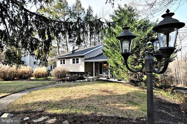 view of front facade featuring a front yard