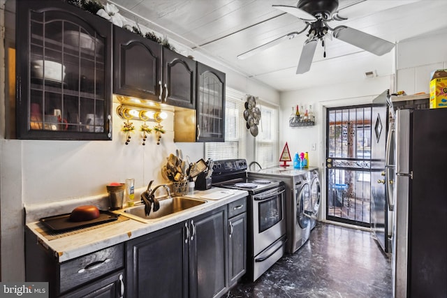 kitchen with ceiling fan, washing machine and clothes dryer, stainless steel appliances, and sink