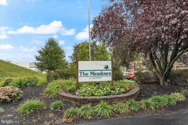 view of community / neighborhood sign